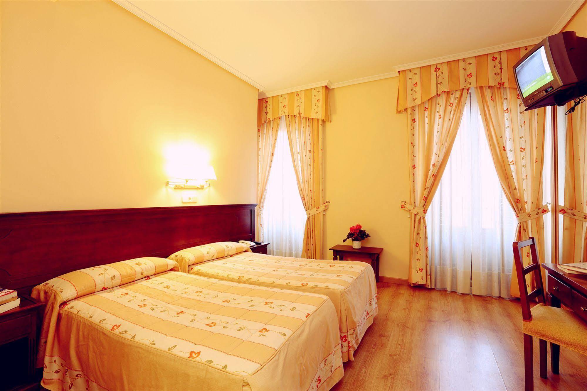 Hostal Sil & Serranos Madryt Zewnętrze zdjęcie