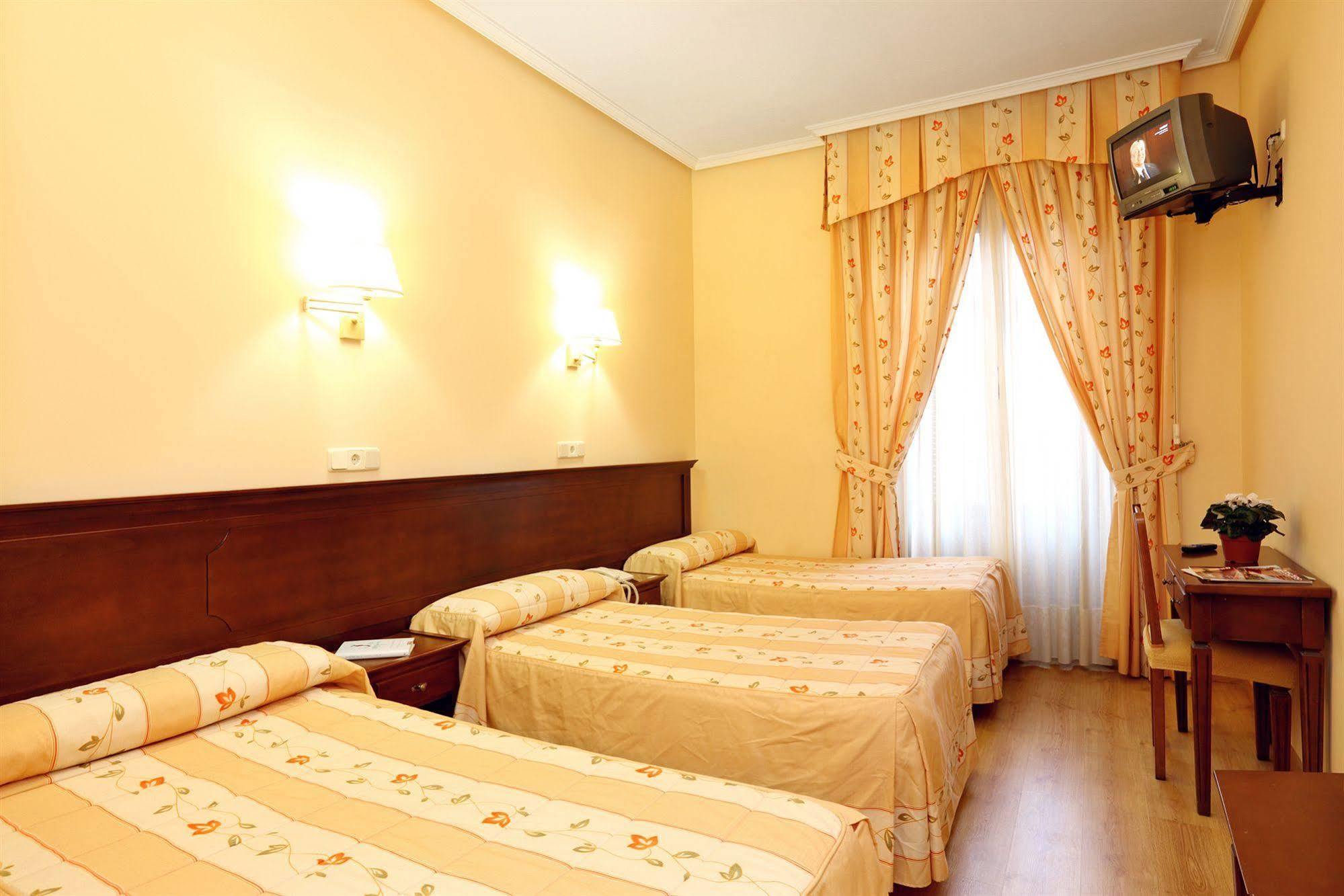 Hostal Sil & Serranos Madryt Zewnętrze zdjęcie