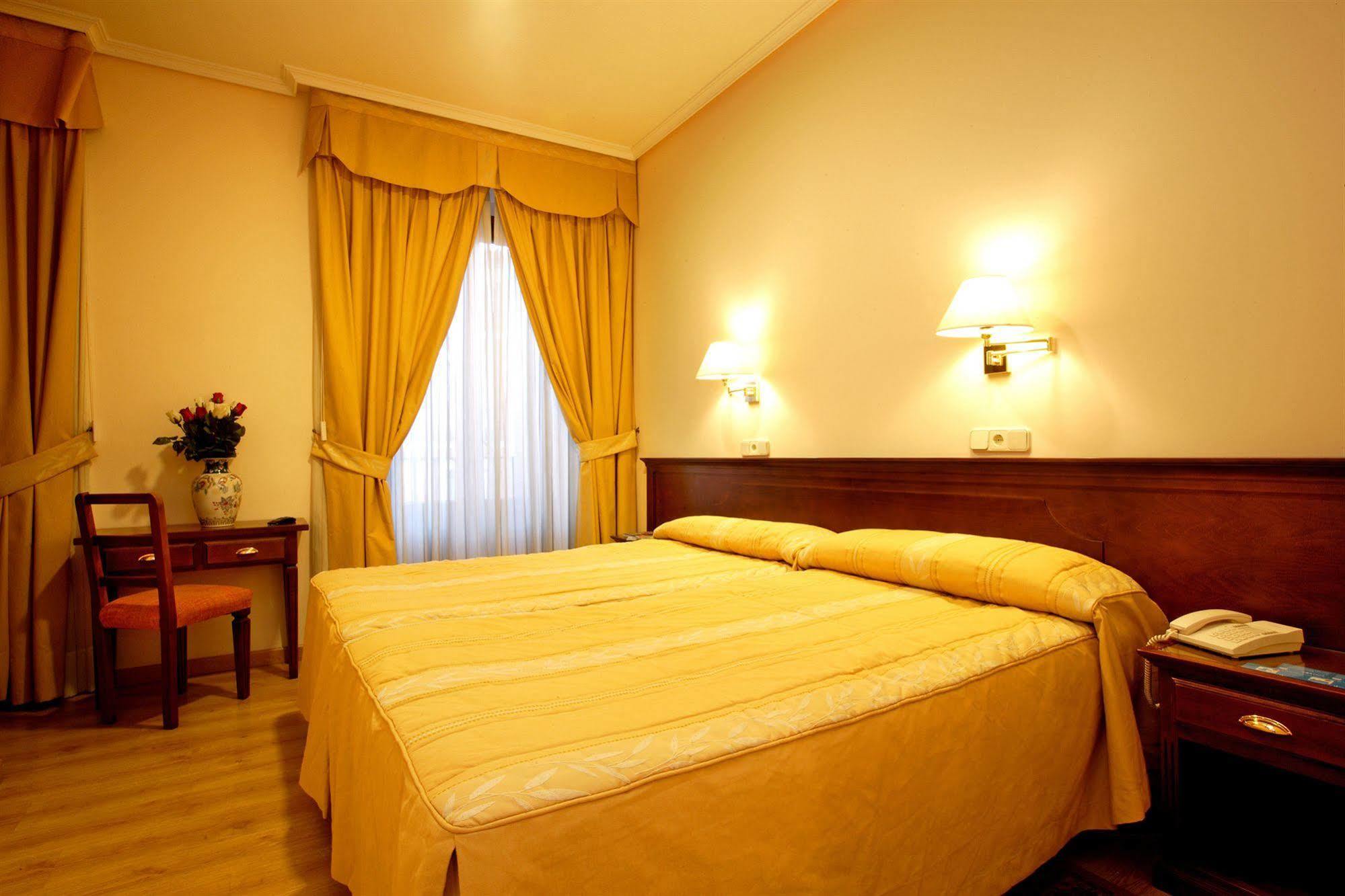 Hostal Sil & Serranos Madryt Zewnętrze zdjęcie