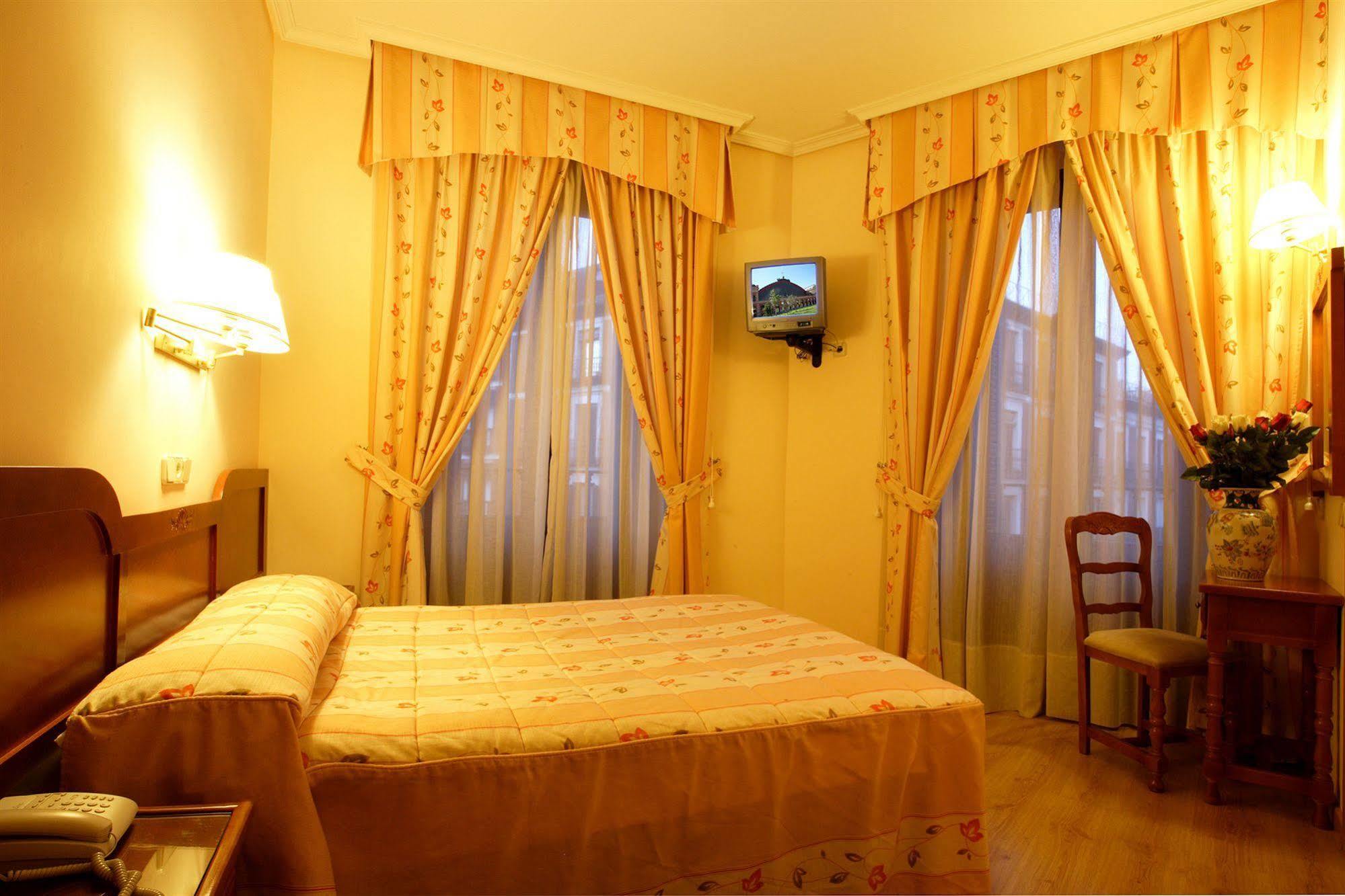 Hostal Sil & Serranos Madryt Zewnętrze zdjęcie