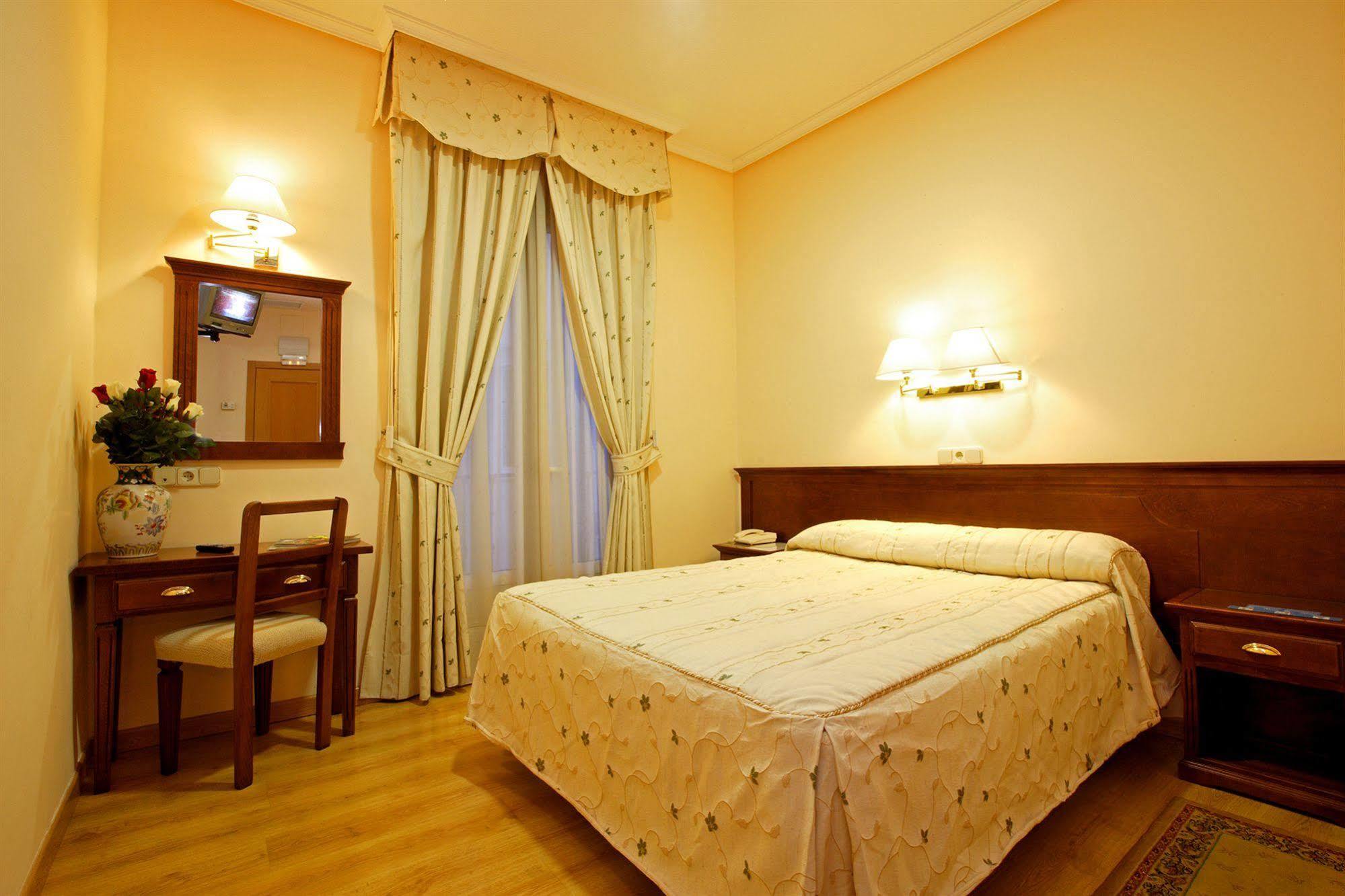 Hostal Sil & Serranos Madryt Zewnętrze zdjęcie