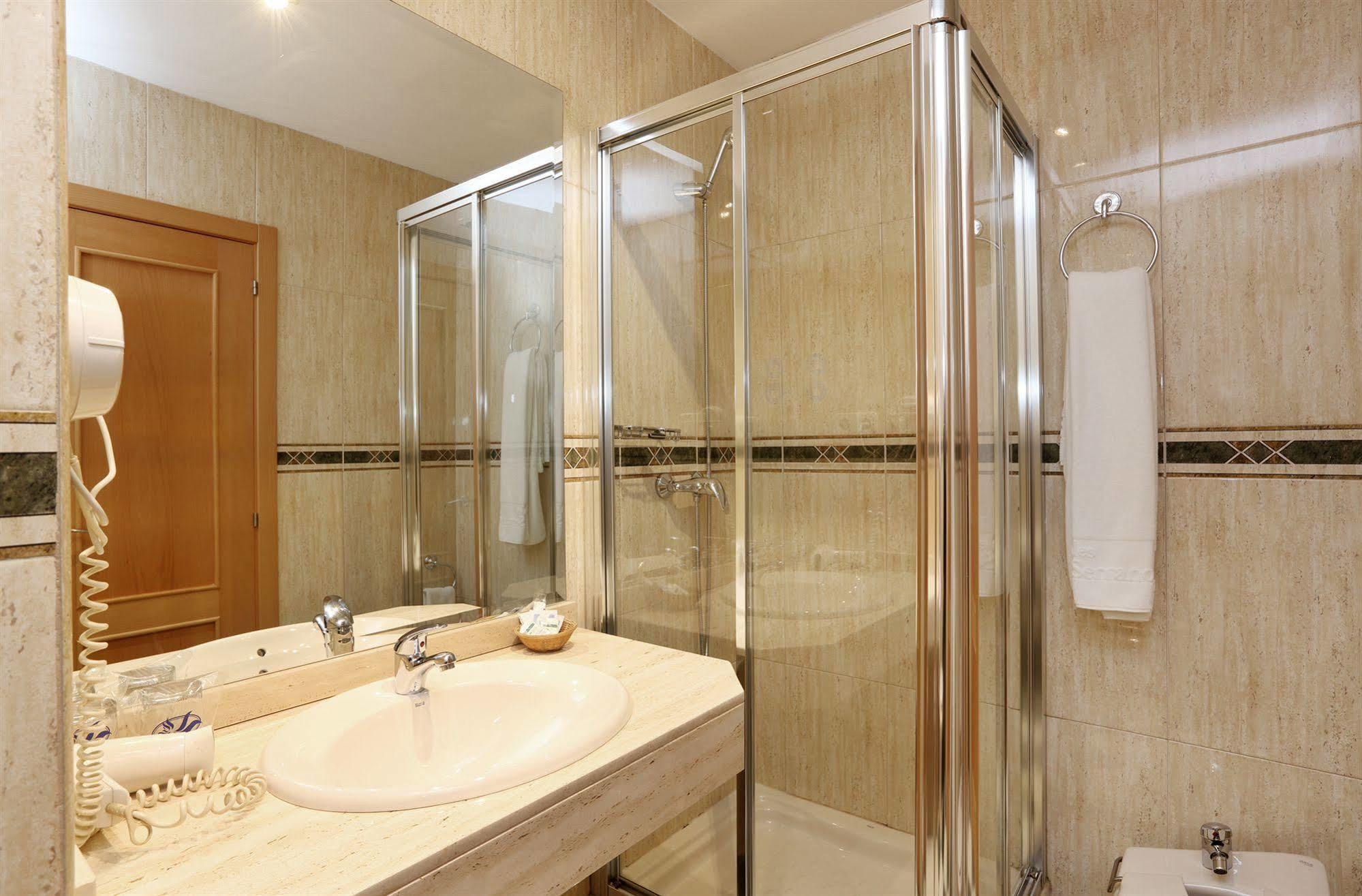 Hostal Sil & Serranos Madryt Zewnętrze zdjęcie